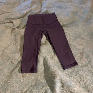 Lululemon sz 8 navy blue Capri yoga leggings